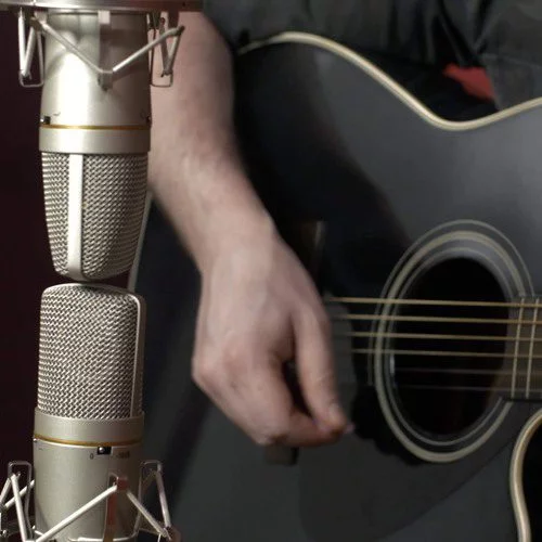 técnicas de gravação para violão, configurações de microfone para violão, como gravar violão em estúdio, dicas para gravar violão, equipamento para gravar violão