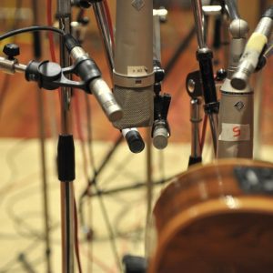 técnicas de gravação para violão, configurações de microfone para violão, como gravar violão em estúdio, dicas para gravar violão, equipamento para gravar violão