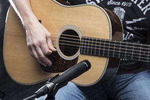 técnicas de gravação para violão, configurações de microfone para violão, como gravar violão em estúdio, dicas para gravar violão, equipamento para gravar violão
