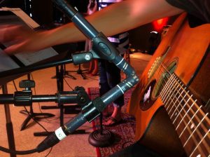 técnicas de gravação para violão, configurações de microfone para violão, como gravar violão em estúdio, dicas para gravar violão, equipamento para gravar violão